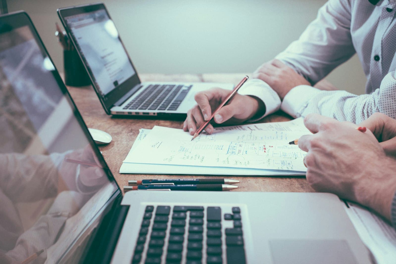 Deux personnes analysant des documents et des graphiques