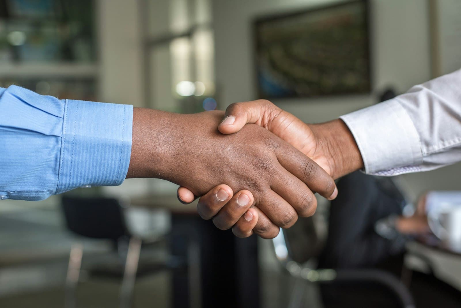Poignée de main de confiance entre un conseiller et ses clients